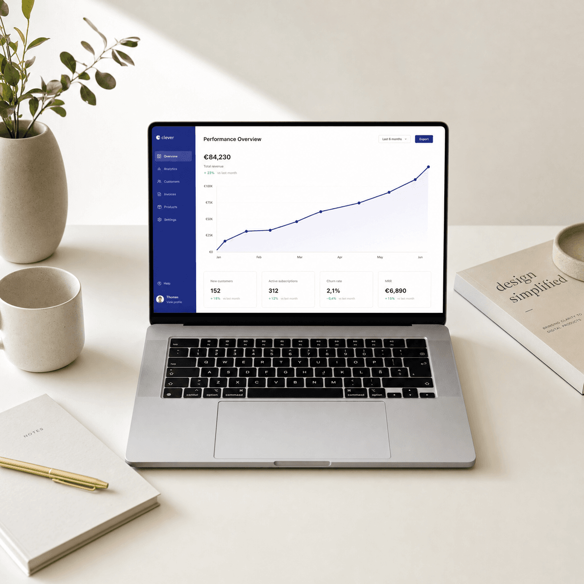 Dashboard SEO — performances en hausse sur ordinateur portable